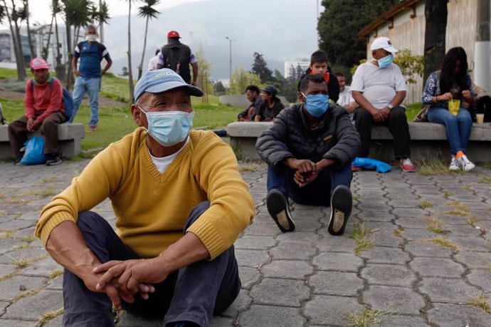 Imagen de un hombre con mascarilla en Ecuador. 