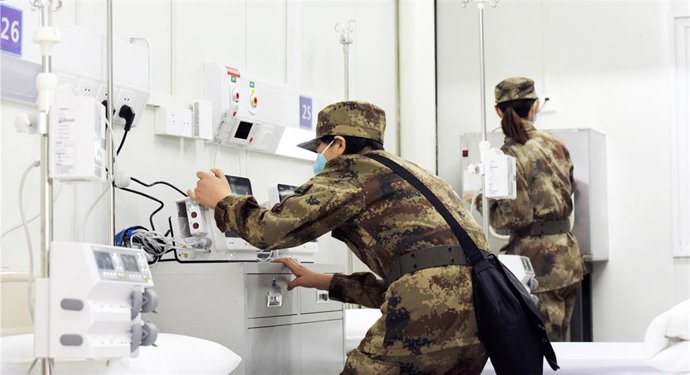Médicos militares trabajan en el Hospital Huoshenshan ubicado en Wuhan (China), a 16 de febrero de 2020.