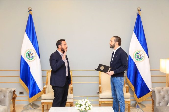 Francisco Alabi toma posesión del cargo de ministro de Salud de El Salvador frente al presidente, Nayib Bukele.