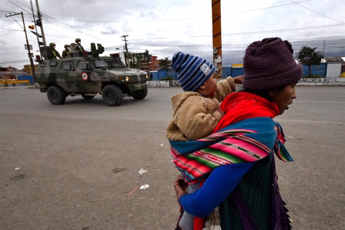 Vehículos militares en la localidad boliviana de El Alto para vigilar el confinamiento y las restricciones de movimiento por el coronavirus.