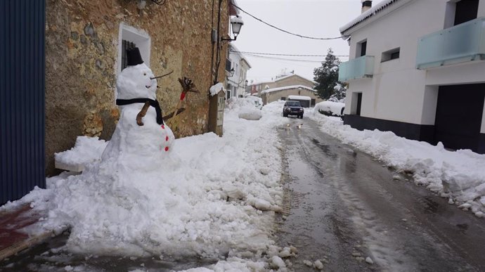 Muñeco de nieve como consecuencia del temporal de lluvia, frío y nieve en la Región