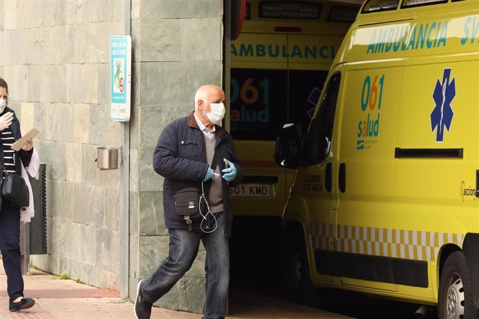 Un hombre con mascarilla entra en el Hospital Universitario Miguel Servet durante el estado de alarma por coronavirus en Zaragoza, Aragón (España)