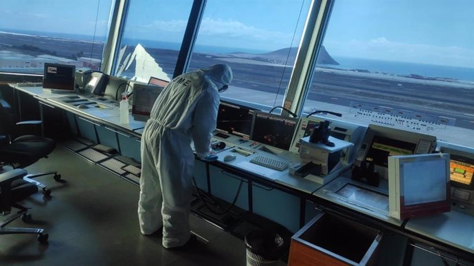 Efectivo de la UME haciendo labores de higienización en el Aeropuerto Tenerife Sur