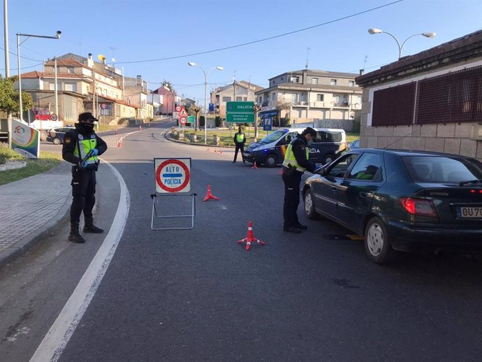 Control de la Policía Nacional en Ourense para evitar salidas durante el estado de alarma.