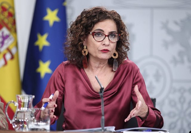 Foto de archivo de la ministra Portavoz y de Hacienda, María Jesús Montero comparece en rueda de prensa tras el Consejo de Ministros en Moncloa, en Madrid (España), a 18 de febrero de 2020