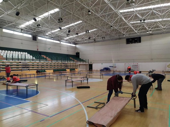 Trabajos para que el pabellón de Torre del Mar acoja a personas sin hogar.
