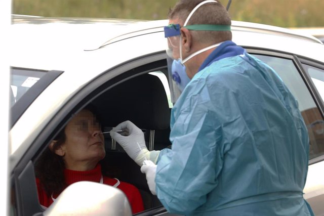 Dispositivo sanitario de la prueba test del PCR para detectar la infección por coronavirus a las personas desde su coche, instalado en aparcamiento del centro de salud de la barriada La Roca, en Málaga, (Andalucía, España), a 23 de enero de 2020.
