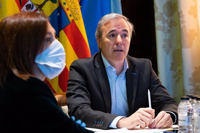 El alcalde de zaragoza, Jorge Azcón y la vicealaldesa, Sara Fernández, en Junta de Portavoces