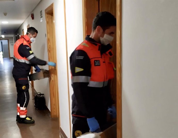 Bomberos en tareas de desinfección en el Colegio Mayor Oviedo de Salamanca.