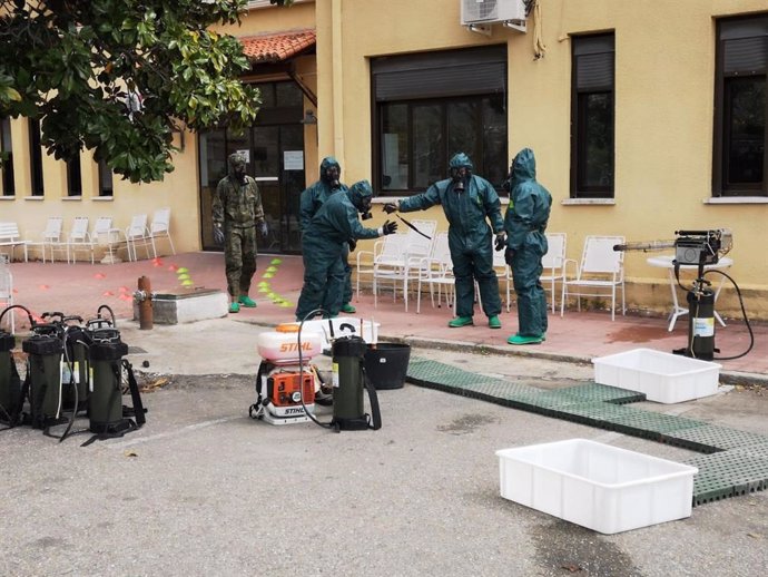 Militares de la Brigada Extremadura XI en labores de desinfección en la región.