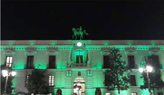 El Ayuntamiento se ilumina de verde en homenaje a los sanitarios