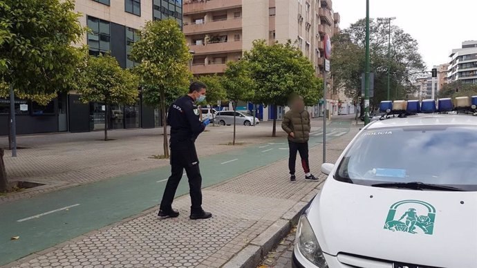 Agente de la Unidad de Policía Adscrita supervisa el cumplimiento de las medidas previstas en el decreto de alarma en Andalucía