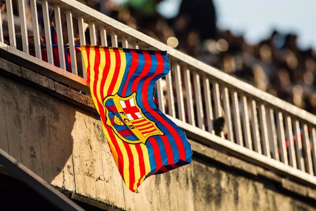 Una bandera con el escudo del FC Barcelona.