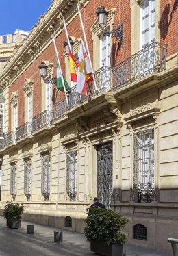 Banderas de la Diputación de Almería a media asta por los muertos del coronavirus