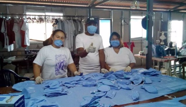 Exguerrilleros de las FARC fabrican mascarillas para combatir el coronavirus