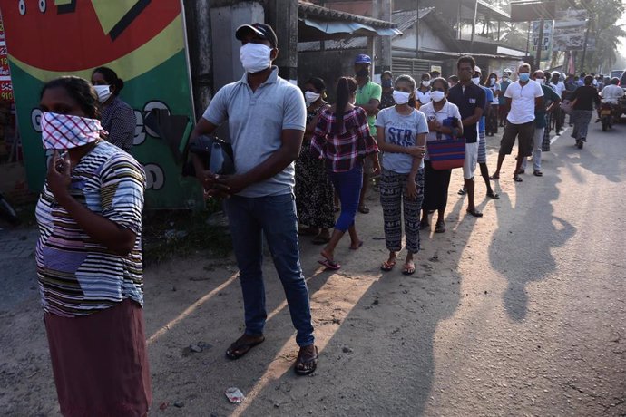 Cola de gente con mascarillas en Sri Lanka