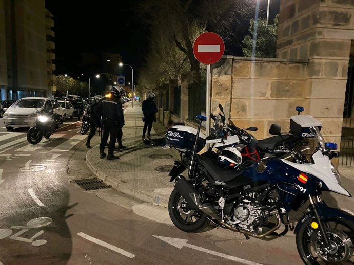 Policia Nacional durante la intervencion este viernes que acabó con tres jovenes detenidos, en el Polígono de Levante (Palma)