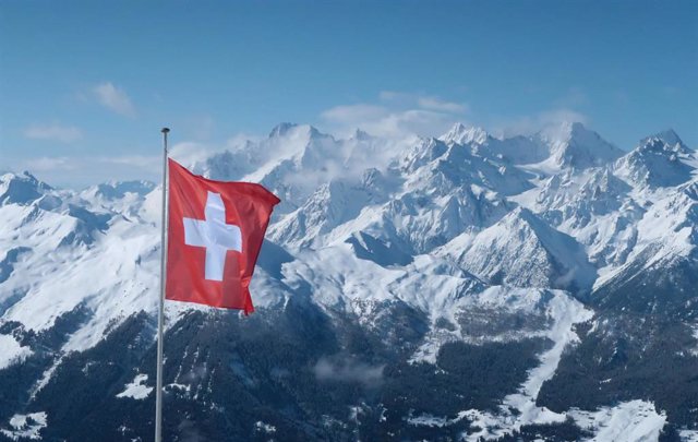Bandera de Suiza y los Alpes de fondo