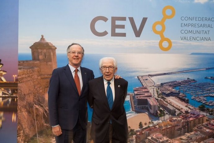 Silvino Navarro junto a su hijo durante la celebración del 40 aniversario de la CEV