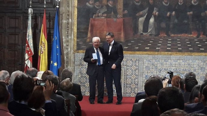 Ximo Puig entrega la Distinción de la Generalitat a Silvino Navarro en los premios 9 d'Octubre de 2017