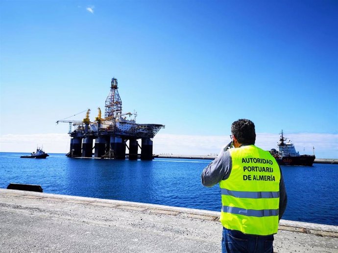 Problemas técnicos retrasan el amarre de la plataforma petrolífera Ocean Confidence en el puerto