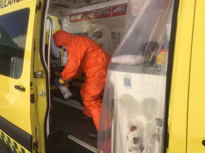 Un bombero realiza la descontaminación del interior de una ambulancia en Estella