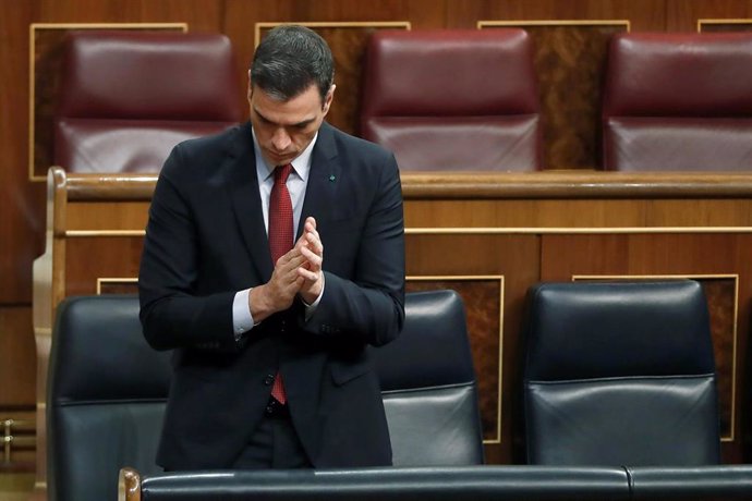 El presidente del Gobierno, Pedro Sánchez, aplaude durante el pleno celebrado este miércoles en el Congreso de los Diputados en Madrid. Además de la convalidación de los decretos económicos para paliar las consecuencias sociales de la pandemia del coron