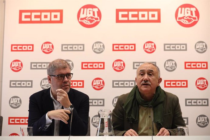 El secretario general de CC.OO, Unai Sordo (i) y el de UGT, Pepe Álvarez (d)