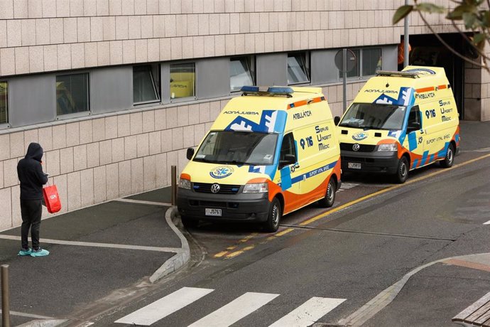 Dos ambulancias estacionadas a la puerta de urgencias del Hospital Nostra Senyora de Meritxell, en el Principado de Andorra