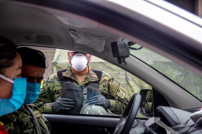 Imagen de un soldado con mascarilla en Ecuador.