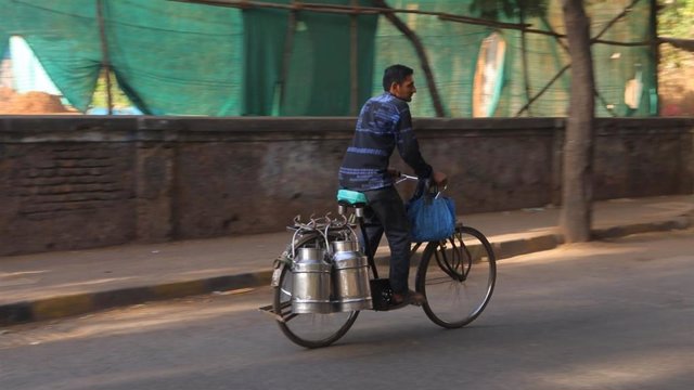 Imagen de un hombre en bicicleta en Mumbai. 