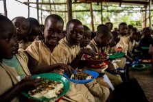 Niños comiendo en una escuela en Burundi
