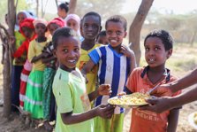 Niños comiendo en una escuela en Etiopía