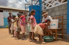 Niños lavándose las manos en Madagascar