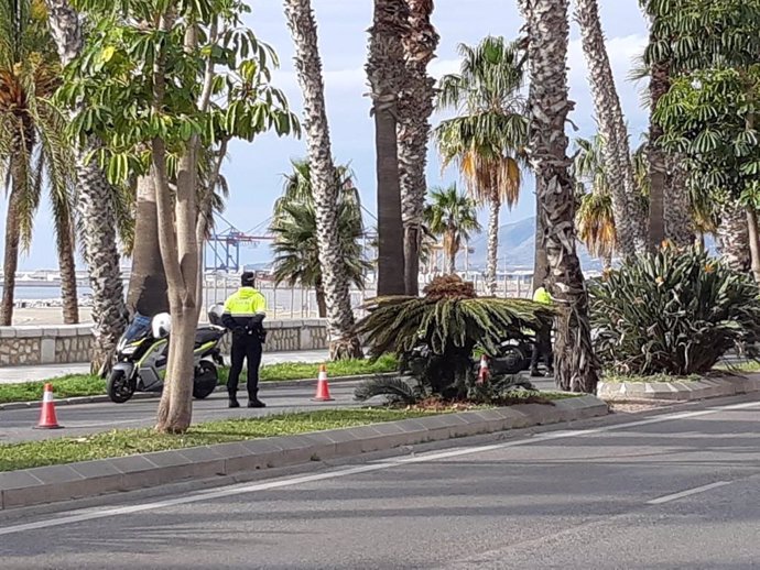 Agentes de la Policía Local de Málaga durante los controles en el estado de alarma por el coronavirus