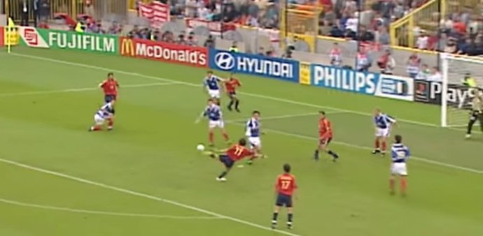 Alfonso tumba a Yugoslavia y mete a España en cuartos de la Eurocopa 2000