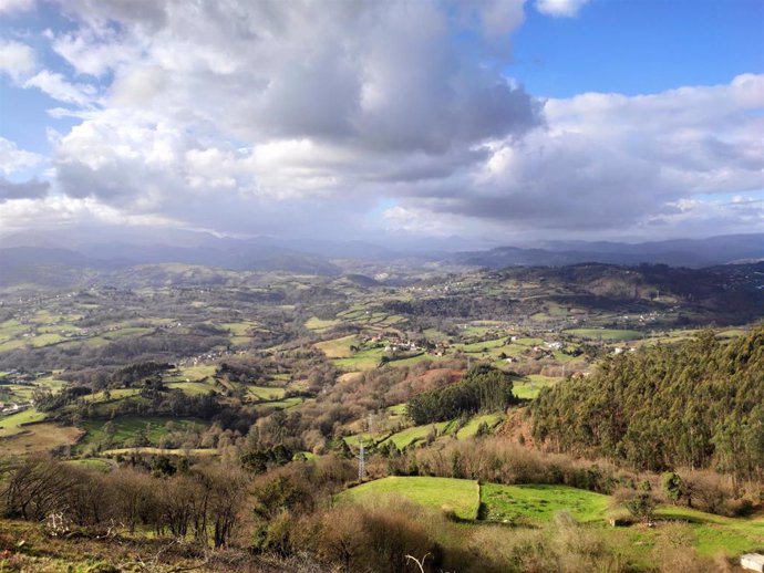 Vistas desde el Monte Naranco, en Oviedo, al paso de una ruta de senderismo.