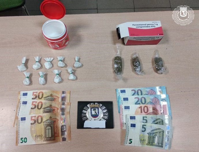 Detenido un hombre por utilizar un taxi para distribuir sustancias estupefacientes por la ciudad.