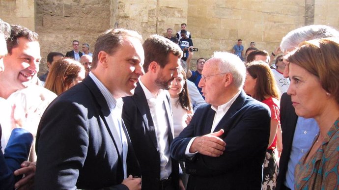 El líder del PP, Pablo Casado, conversa con el expresidente de Endesa y exdiputado del PP, Manuel Pizarro, y con el secretario de Economía del partido, Daniel Lacalle.