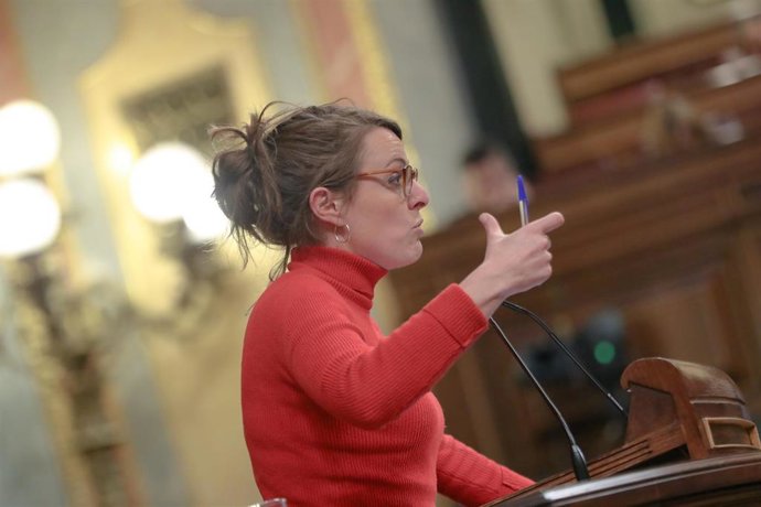 La diputada de la CUP en el Congreso Mireia Vehí, interviene desde la tribuna en el debate sobre la toma en consideración de la proposición de ley de la derogación del plazo máximo previsto para la instrucción en la Ley de Enjuiciamiento Criminal, en un