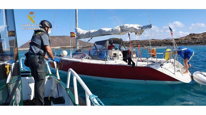 La Guardia Civil provee de alimentos a dos jóvenes que permanecen en un velero fondeado en la Isla de Lobos