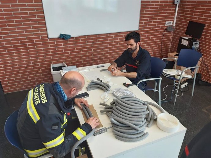 Los bomberos del SPEIS crean y fabrican dos prototipos de pantallas protectoras y batas para los sanitarios y los cuerpos de seguridad en Alicante