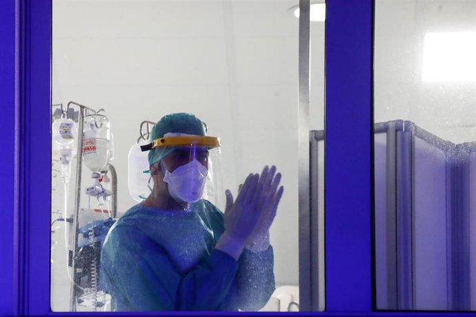 Sanitario que atiende a pacientes con coronavirus