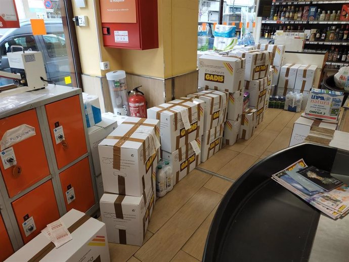 Cajas de pedidos en un supermercado de Santiago durante el estado de alarma