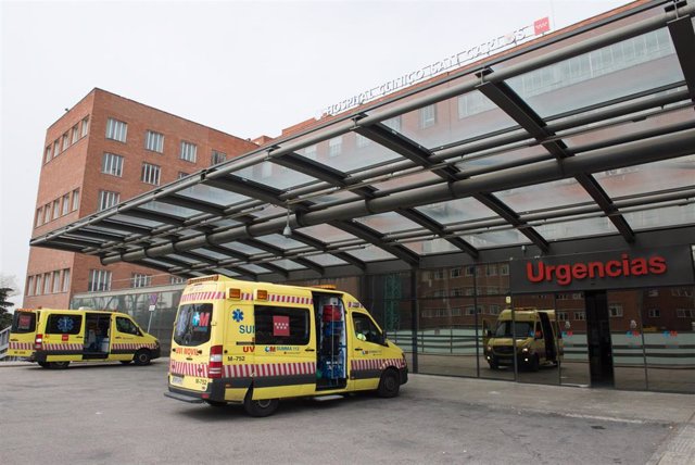 Ambulancias aparcadas en el parking habilitado del Hospital Clínico San Carlos donde se lucha contra el coronavirus, en Madrid (España), a 18 de marzo de 2020.