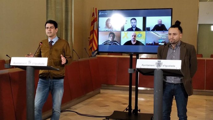 El Alcalde De Igualada (Barcelona), Marc Castells, Y El Coordinador De Cruz Roja En Catalunya, Enric Moris