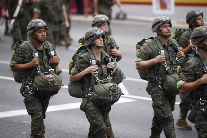 Un grupo de militares paracaidistas en el desfile del 12 de Octubre en Madrid, Día de la Hispanidad 