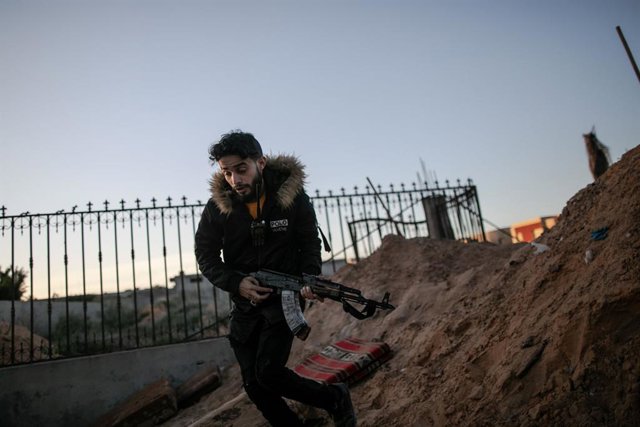 Un combatiente leal al Gobierno reconocido por la comunidad internacional en Trípoli