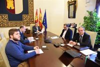 Sánchez reconoce a los presidentes de las CCAA que la entrega de material va con retraso