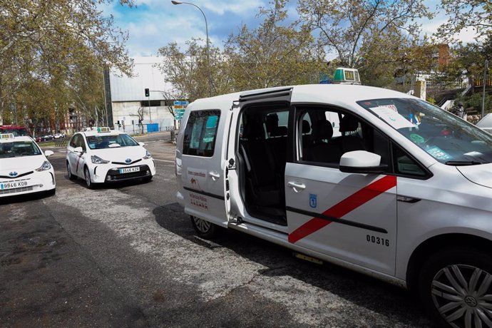 Varios taxis de la Federación Profesional del Taxi de Madrid y su Junta Directiva ya disponen de las máquinas para desinfectar los vehículos y agradecen a Midas, que a través de AirFree, puedan utilizarlas para ionizar los vehículos.